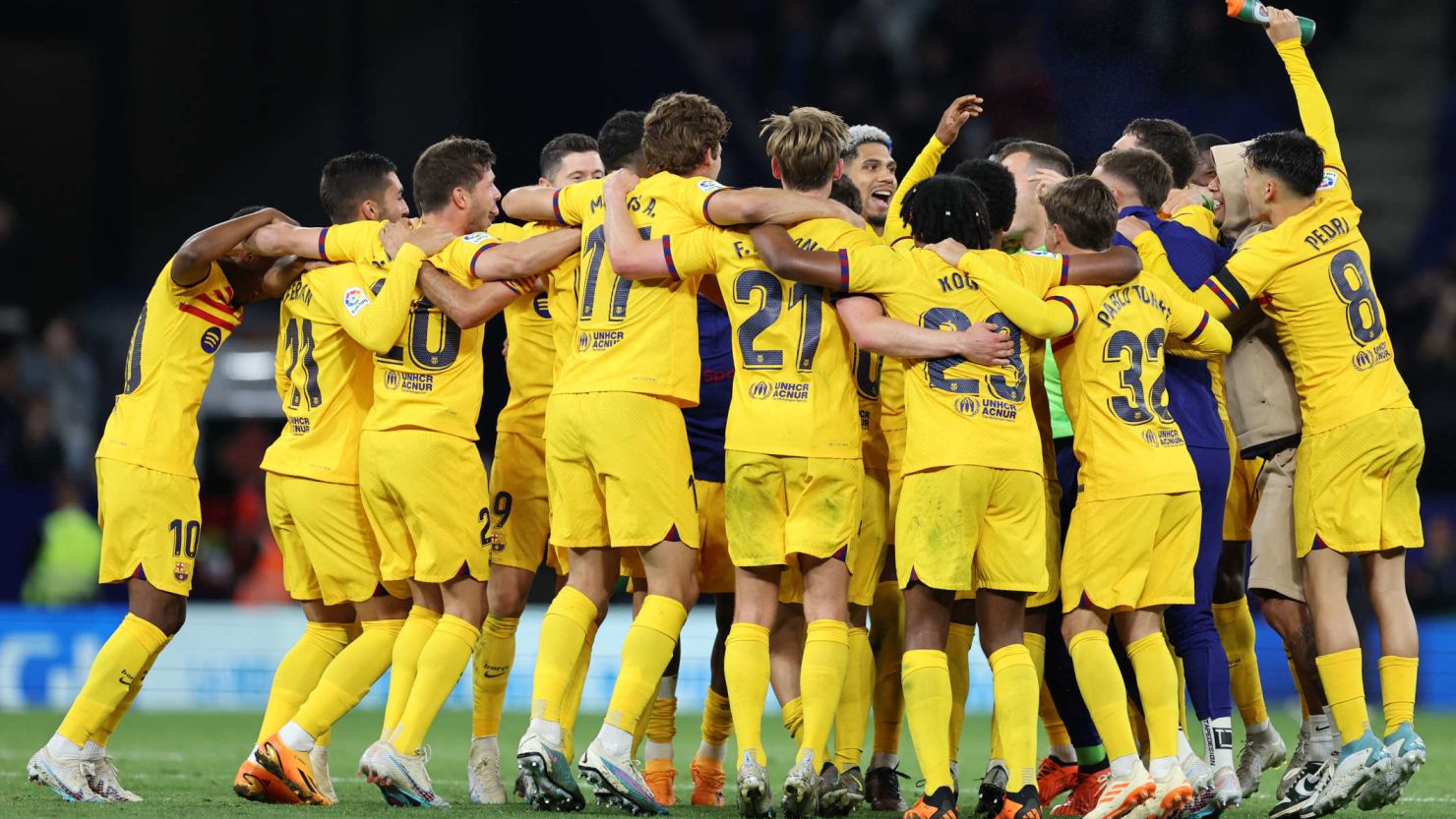 梅西一年造进球74个！三大MVP！快踢满全场还能边线一过四！